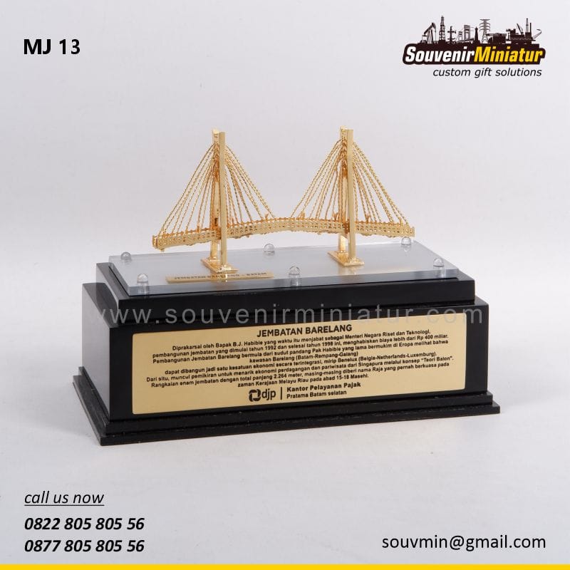 Miniatur Jembatan dan Miniatur Crane: Souvenir Penghargaan Eksklusif dari Logam Kuningan